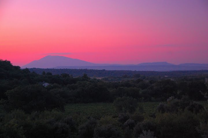 Vue de la piscine sur le Mont Ventoux, au lever du soleil